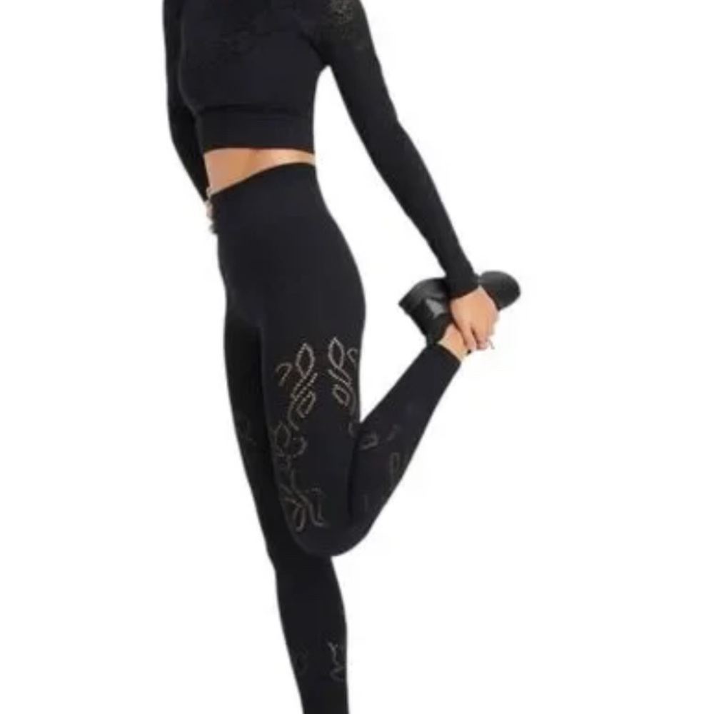 Fabletics Patterned Workout Top - Picture 5 of 7